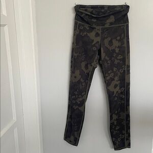 Vuori Stride Legging Womens XS Camo Oregano Green 7/8 Workout Activewear Gym